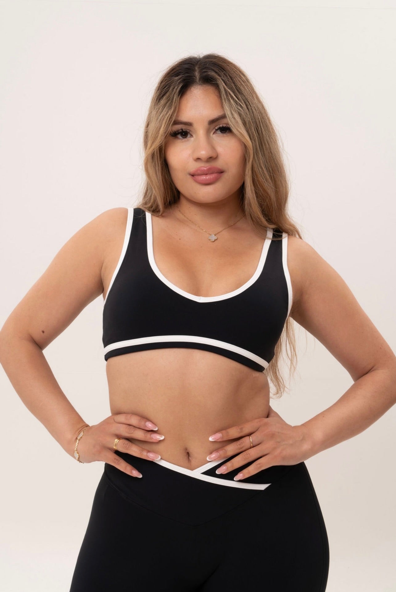 Seamless Cropped V-Neck Sports Bra