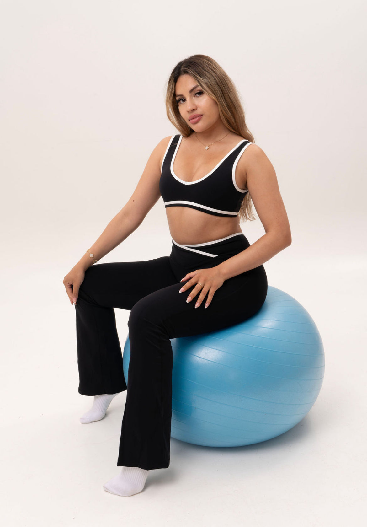 Seamless Cropped V-Neck Sports Bra