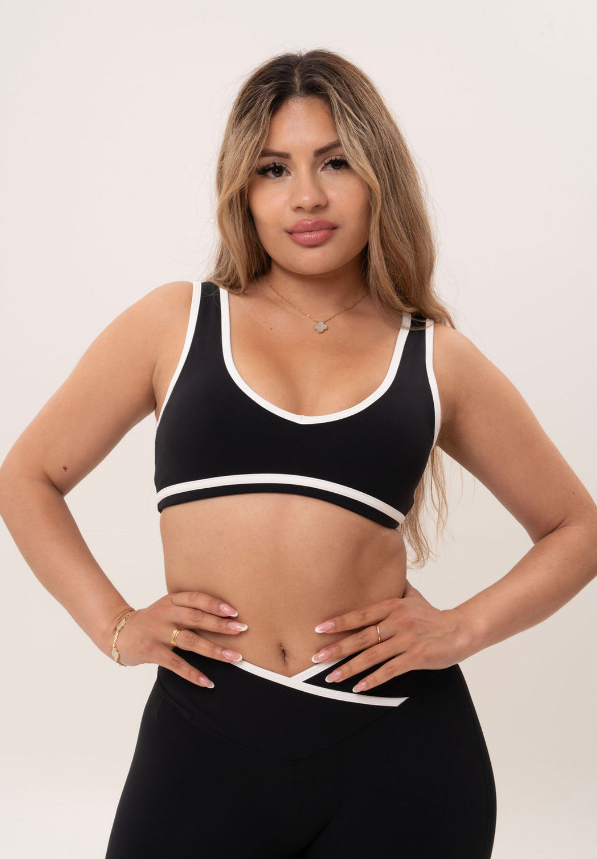 Seamless Cropped V-Neck Sports Bra
